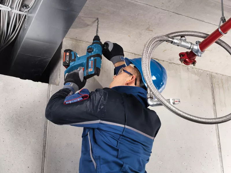 Bosch GBH 18V-EC Professional Cordless Rotary Hammer with SDS Plus with 2 Batteries (18V 3.0Ah) - Image 2