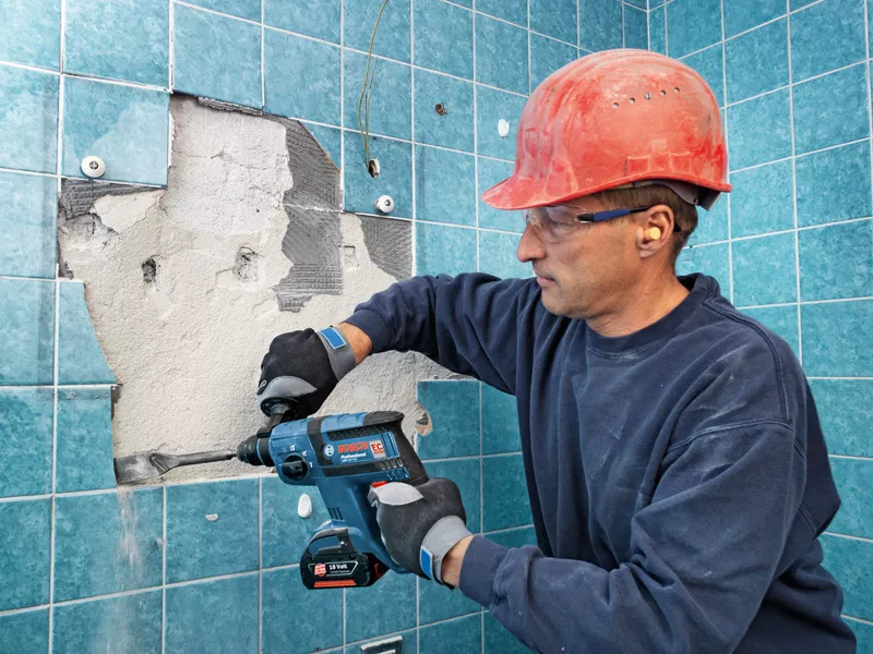 Bosch GBH 18V-EC Professional Cordless Rotary Hammer with SDS Plus with 2 Batteries (18V 3.0Ah) - Image 3