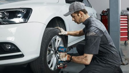 Bosch GDS 18V-400 Professional 18V Cordless 1/2" Impact Wrench Set - Image 5